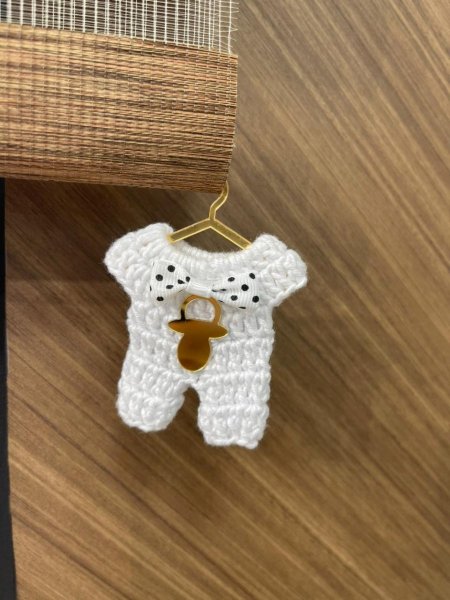 اوتفيت ابيض مع زينة ذهبي